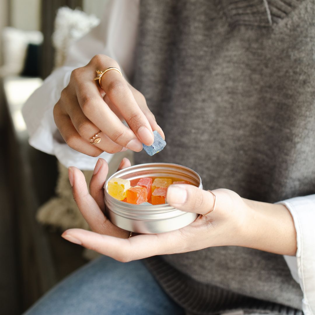 Comiendo gummies de CBD Imagen de una persona cogiendo unas gummies de cbd de un frasquito