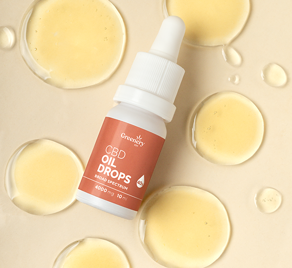 Greenery 420 bouteille d’huile de cbd sur fond avec des gouttes de produit.