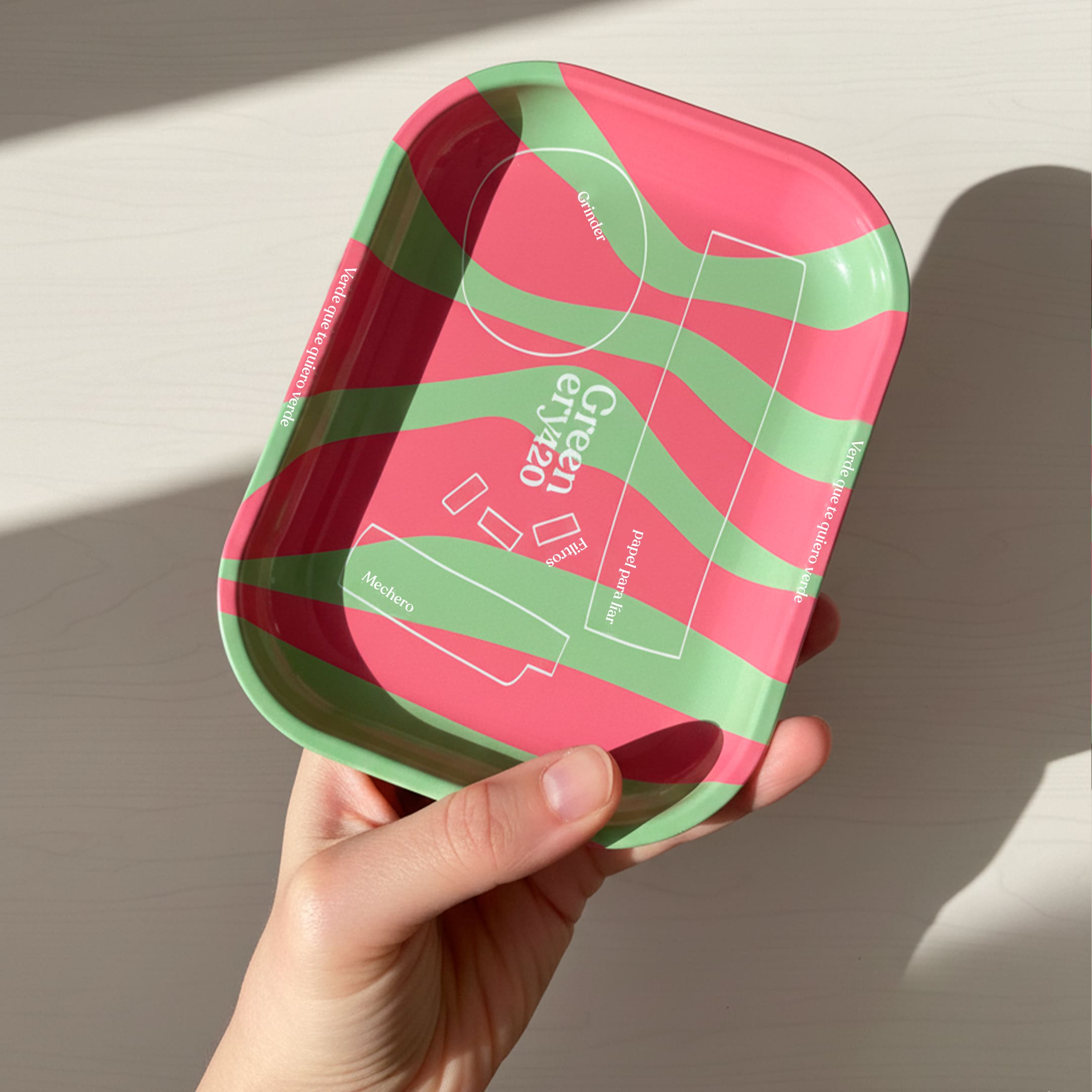 Plateau en métal signé Greenery 420 signé du logo de la marque. Parfait pour tenir vos produits Greenery420.